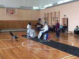 В спортивном зале для детей с ОВЗ организованы дополнительные занятия "Фехтование на колясках"